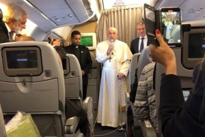 papież w samolocie